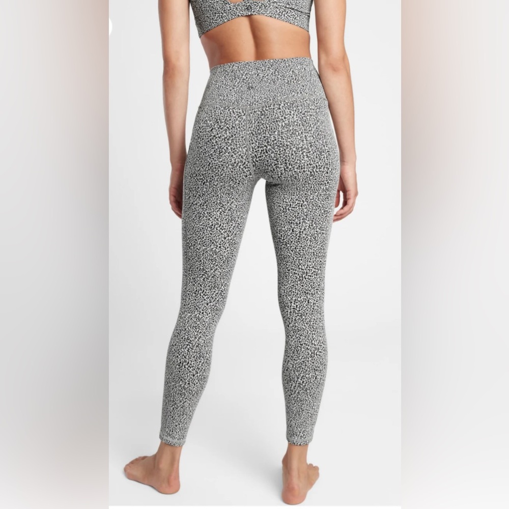 ATHLETA Salutation Stash Pocket 7/8 Textured Tight